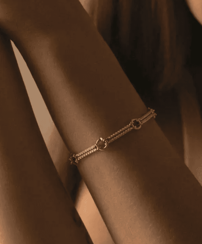 Armbanden en handkettingen
